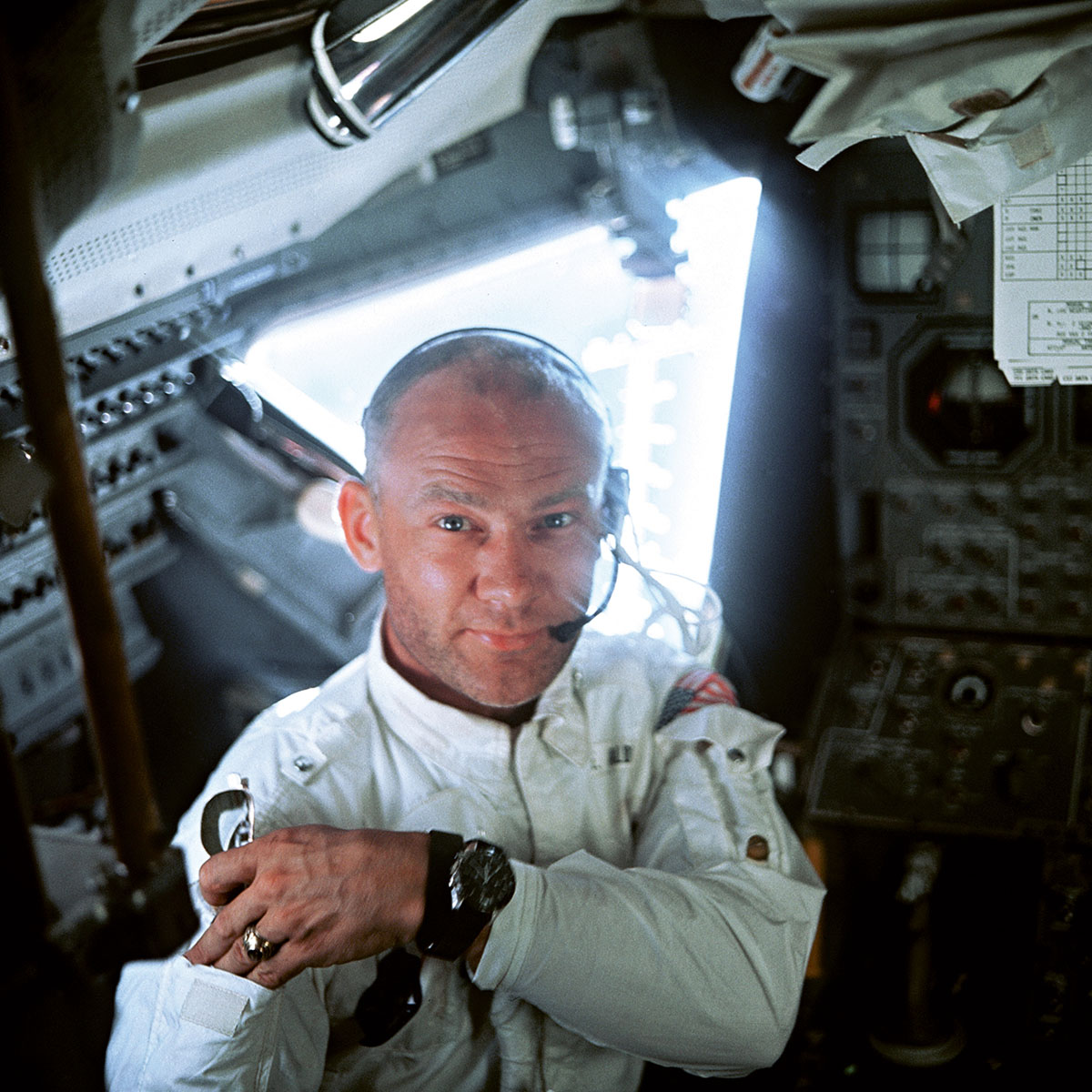 Phi hành gia Neil Armstrong đeo chiếc Omega Speedmaster Professional Chronograph